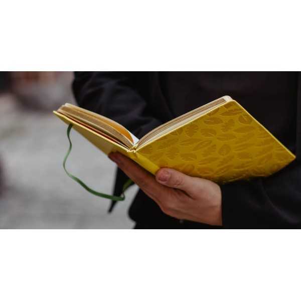 Anteckningsbok LÖV - gul/guld blindpräglad skrivbok