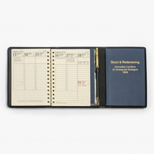 svart årtal - Tredelad fickkalender 2027 - svart - spiralbunden - äkta skinn - guldsnitt - penna - postIT 2