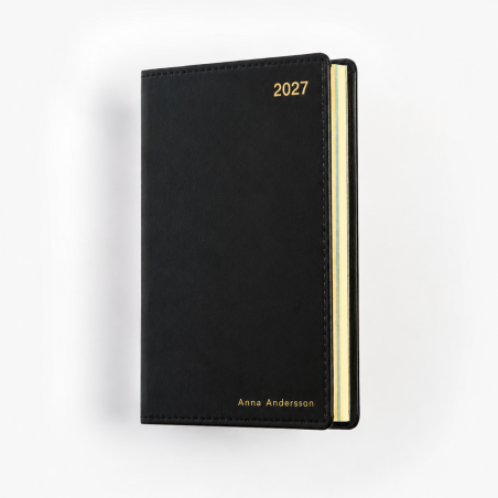 Klassisk fickkalender 2027 - konstskinn - veckouppslag - svart - namnprägling