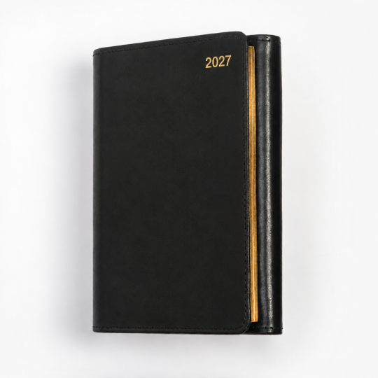 svart årtal - Tredelad fickkalender 2027 - svart - spiralbunden - äkta skinn - guldsnitt - penna - postIT