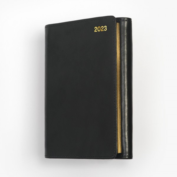Tredelad fickkalender 2023 - spiralbunden - äkta skinn - svart - guldsnitt - penna - postIT